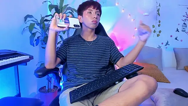 Hyunjin Son online show from April 13, 4:07 pm