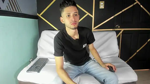 Snapshot of logan_rogers_ chatting on October 20, 4:11 pm logan rogers online show from October 20, 4:11 pm