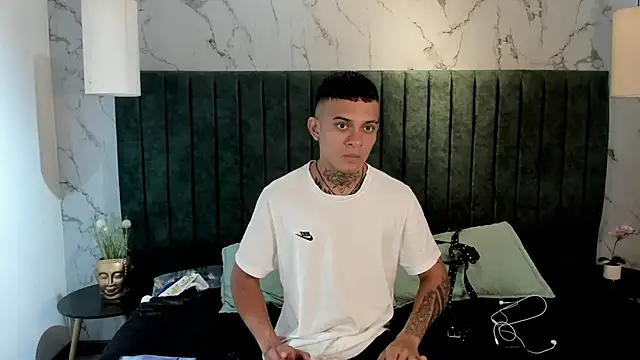 MrJustin  online show from December 3, 8:04 pm