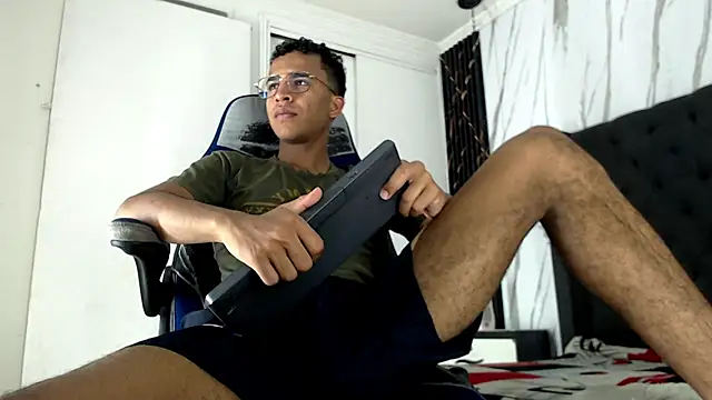 aston xvera online show from November 9, 4:05 am