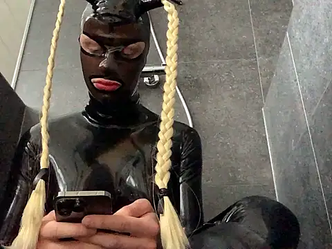 latexluisa online show from December 21, 12:24 pm