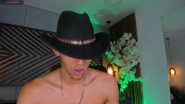 B Wild online show from October 29, 4:04 am