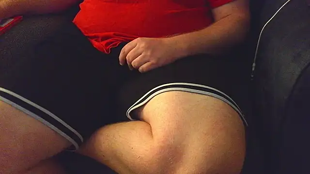 Snapshot of thighguy30 chatting on October 19, 6:33 pm thighguy30 online show from October 19, 6:33 pm