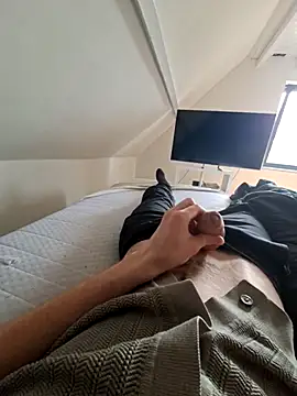 yannickpoma online show from April 17, 1:47 pm