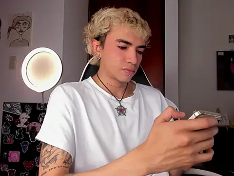 guynextdo0r online show from October 9, 6:57 pm