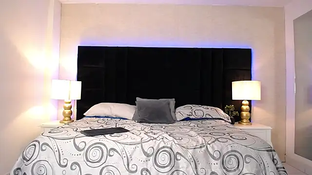 SkylerBigxxx online show from May 3, 4:37 am