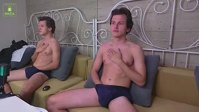 Snapshot of JesseCrosss chatting on October 1, 6:39 am JesseCrosss online show from October 1, 6:39 am