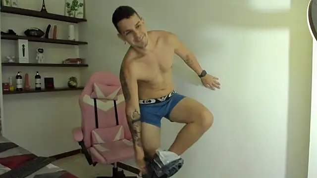 BooyHott  online show from December 13, 7:53 pm