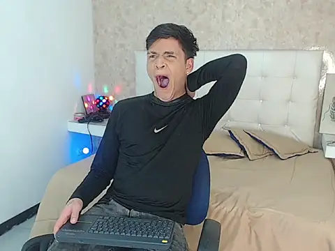 Aaron Foxxx online show from December 15, 9:56 pm