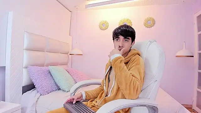 Hottie Guy online show from December 15, 12:13 pm