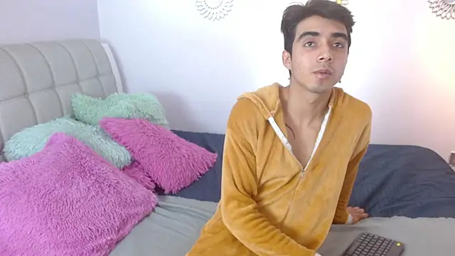 Hottie Guy online show from November 15, 6:10 pm