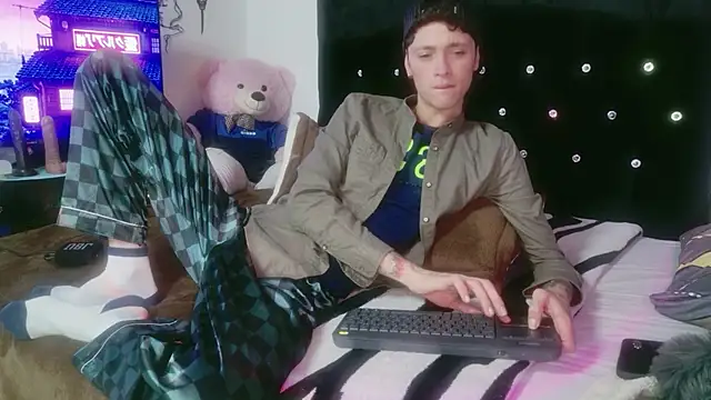 Tyler cat online show from December 3, 3:40 pm