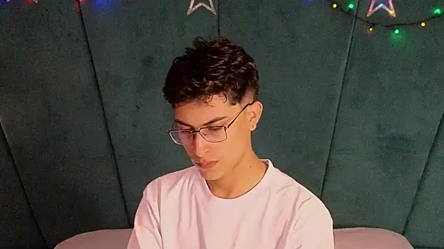 Aaron Eze online show from December 18, 9:55 pm