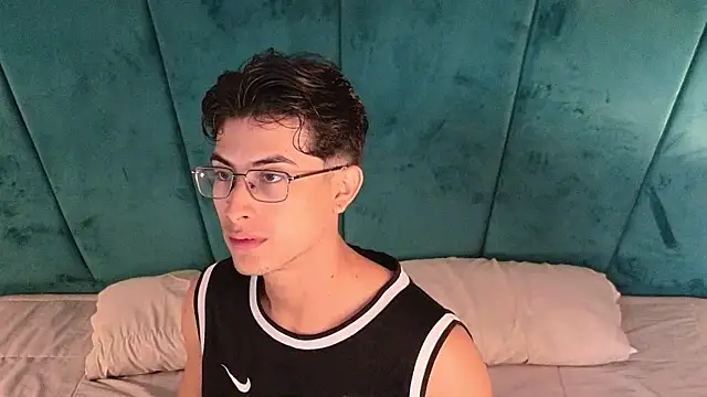 Aaron Eze online show from April 6, 1:12 pm