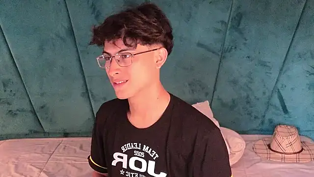 Aaron Eze online show from April 4, 7:55 pm