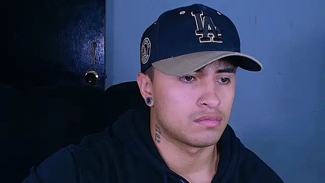 jhon mendoza  online show from November 20, 7:02 pm