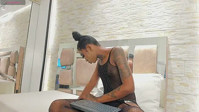 sheinny brown online show from November 6, 11:30 pm