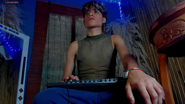 Leo Glow online show from December 2, 2:53 pm