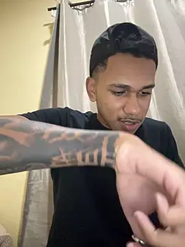 Novinhode18   online show from April 9, 11:33 pm