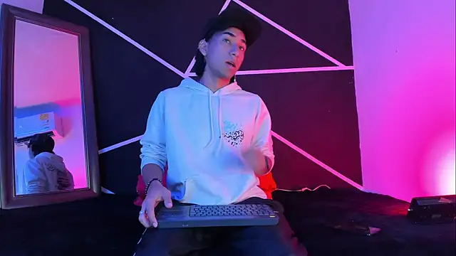 Austin Santos  online show from November 8, 12:30 pm