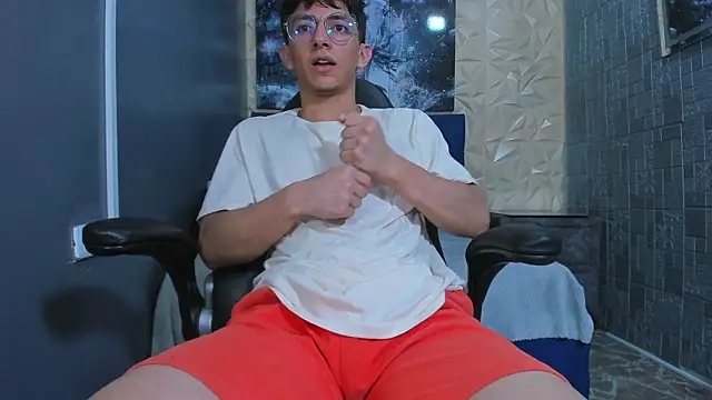 ElanGiraldo online show from May 26, 11:45 pm