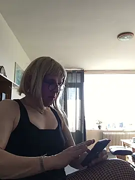 Snapshot of simone_xdressing chatting on March 9, 10:08 am simone xdressing online show from March 9, 10:08 am
