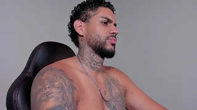 LuigiVitale 1 online show from February 5, 2:07 am