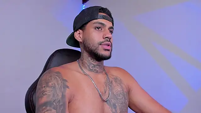 LuigiVitale 1 online show from November 22, 6:24 am