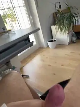 hannes256102 online show from April 5, 9:39 am