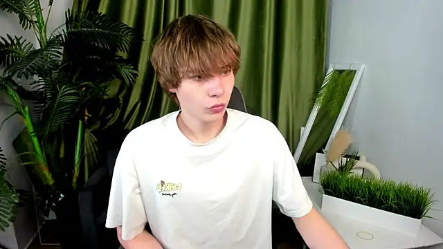 andyyzzz online show from June 24, 8:33 pm