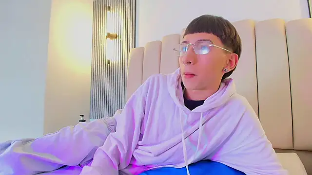 lian cameron online show from April 20, 4:04 am