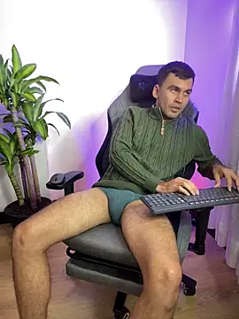 HAMILTONG12 online show from March 28, 8:09 pm