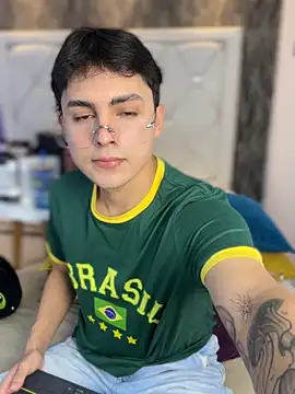 Samu Hott online show from April 6, 8:20 pm