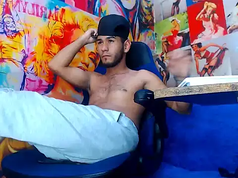 warmNoah online show from April 8, 7:00 pm