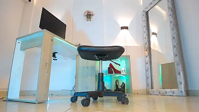 jullian ricci online show from April 17, 8:55 pm