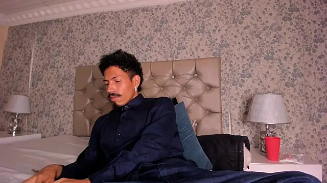 NoaahTylor online show from February 20, 1:13 am