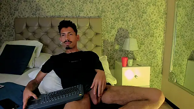 NoaahTylor online show from April 13, 8:26 am