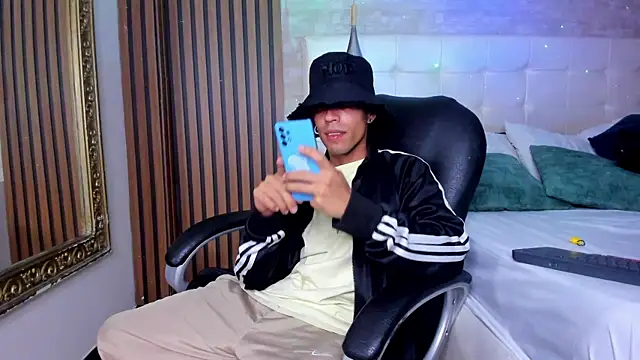 NoaahTylor online show from May 7, 4:23 am