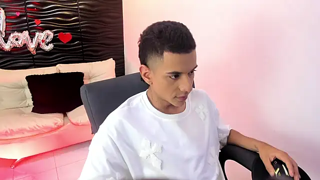 dominicjonnes online show from March 30, 8:21 pm