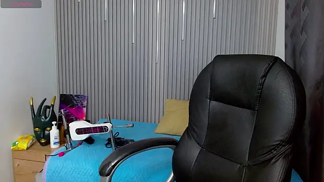 Julian Smith21 online show from April 15, 12:10 am