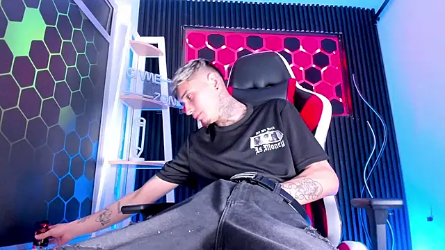 Max Hader  online show from April 8, 4:24 am