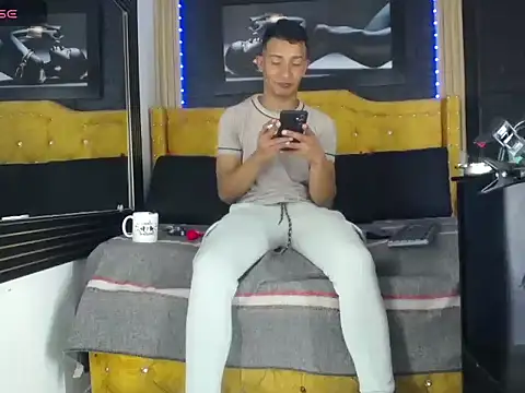 izan hot02 online show from March 8, 9:30 pm