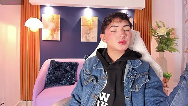 Cristopher Wild online show from March 22, 8:25 pm