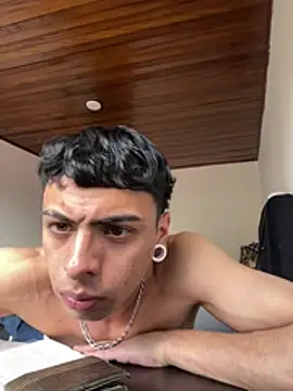 Quiin 1 online show from April 1, 8:39 pm