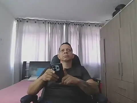 LeonR8901 online show from April 27, 1:40 pm