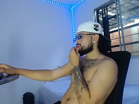 camilorestrepo77 online show from May 21, 7:40 pm