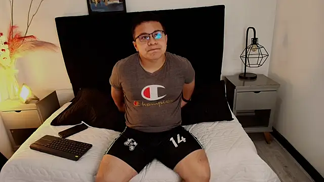 ThiiagoSaenz online show from May 9, 12:50 pm