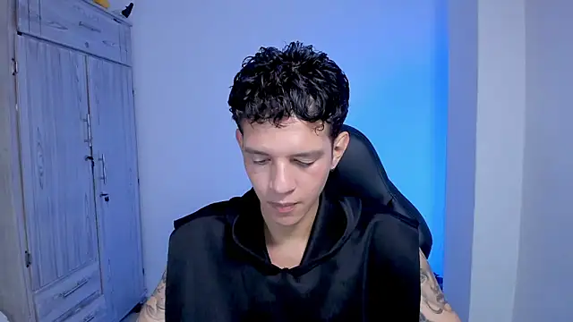 tylerrnova online show from June 20, 3:22 am