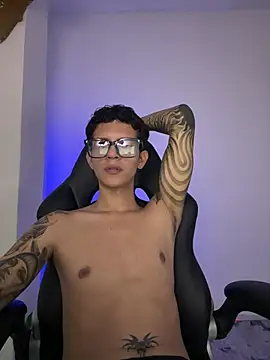 tylerrnova online show from June 22, 3:25 am