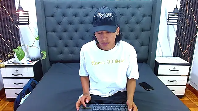 Joan Usuga online show from July 23, 1:19 pm
